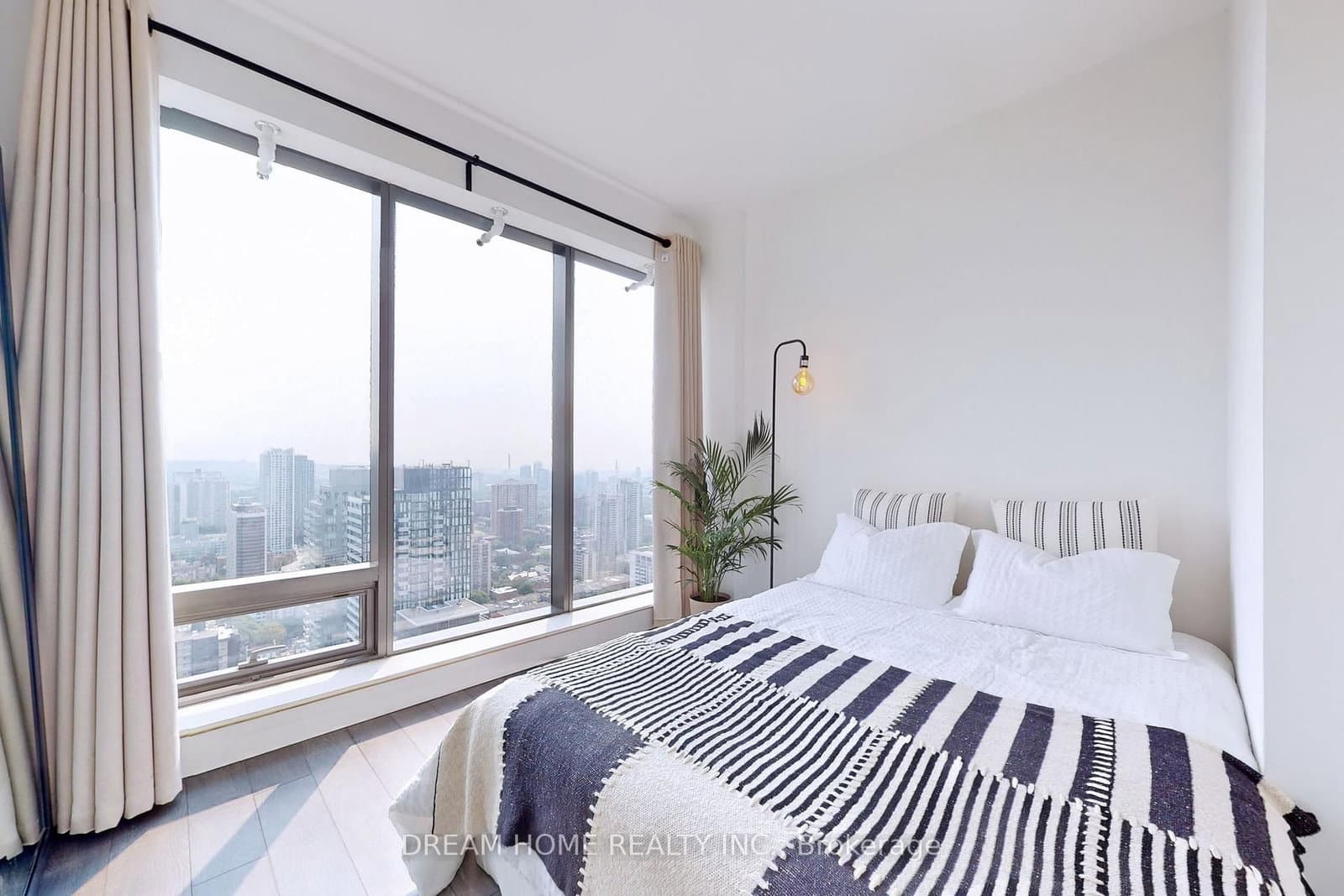 5 St Joseph Street, Unit 3801 thumbnail 2