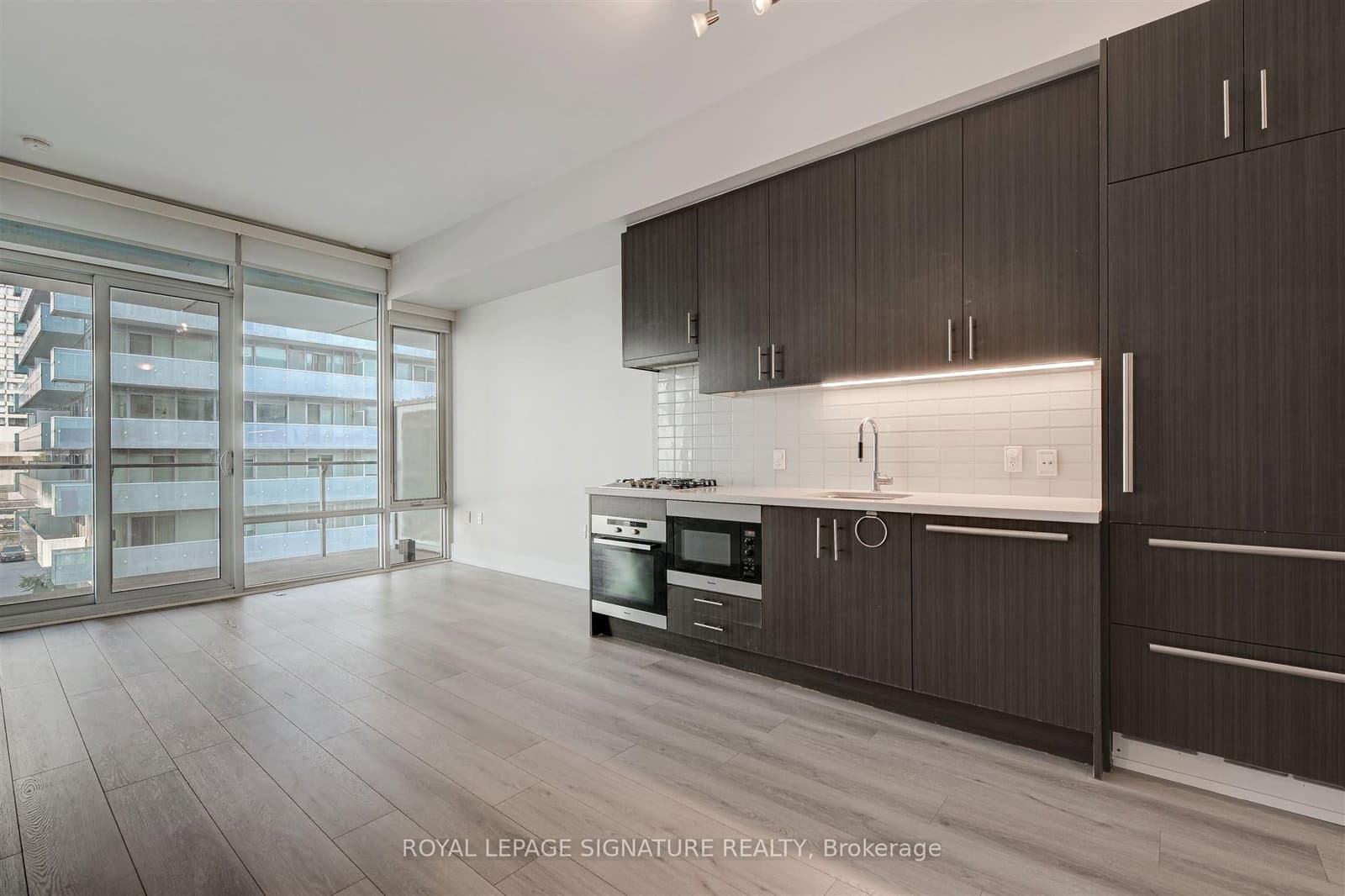 29 Queens Quay E, Unit 424 thumbnail 3
