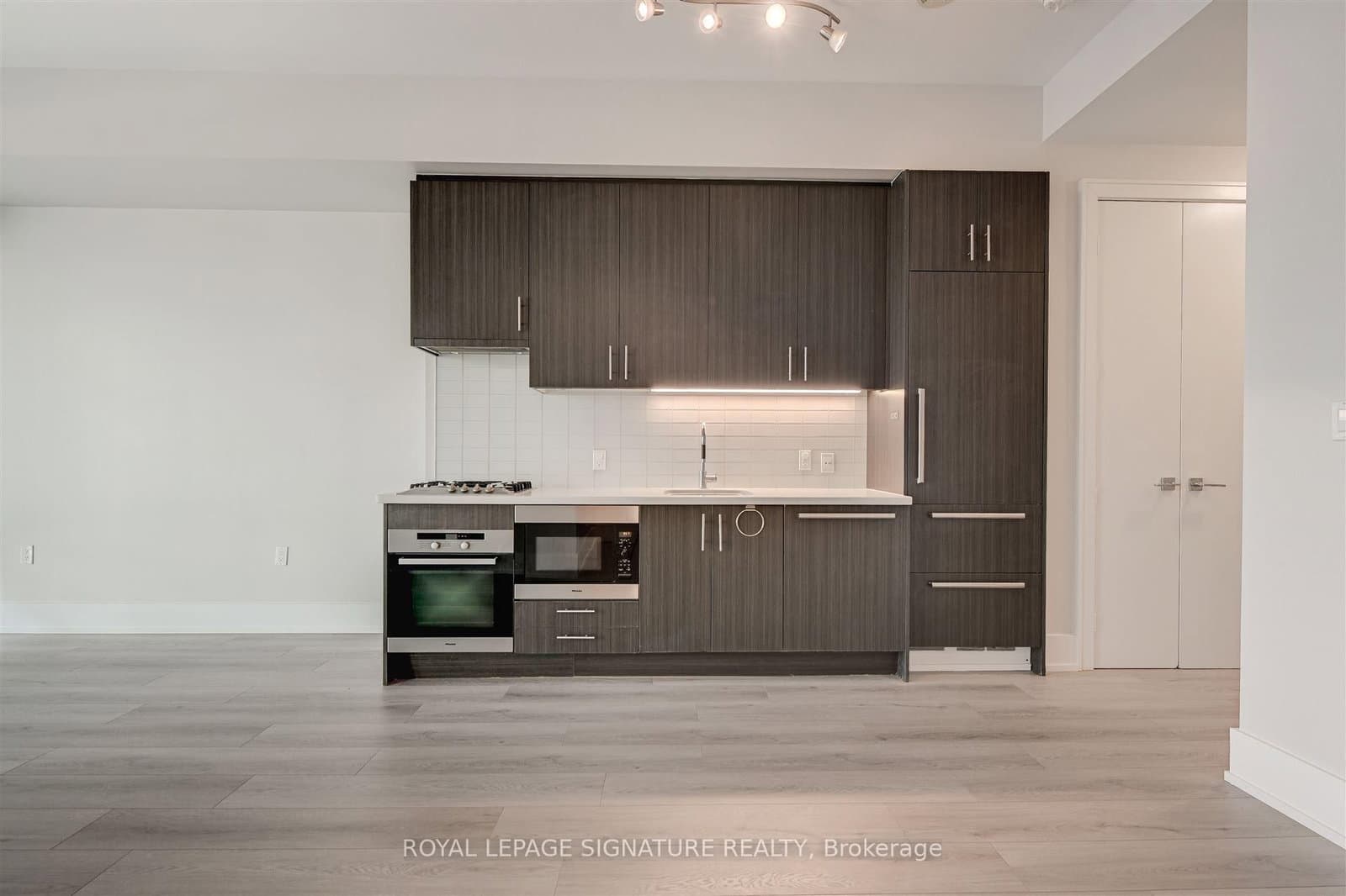 29 Queens Quay E, Unit 424 thumbnail 4