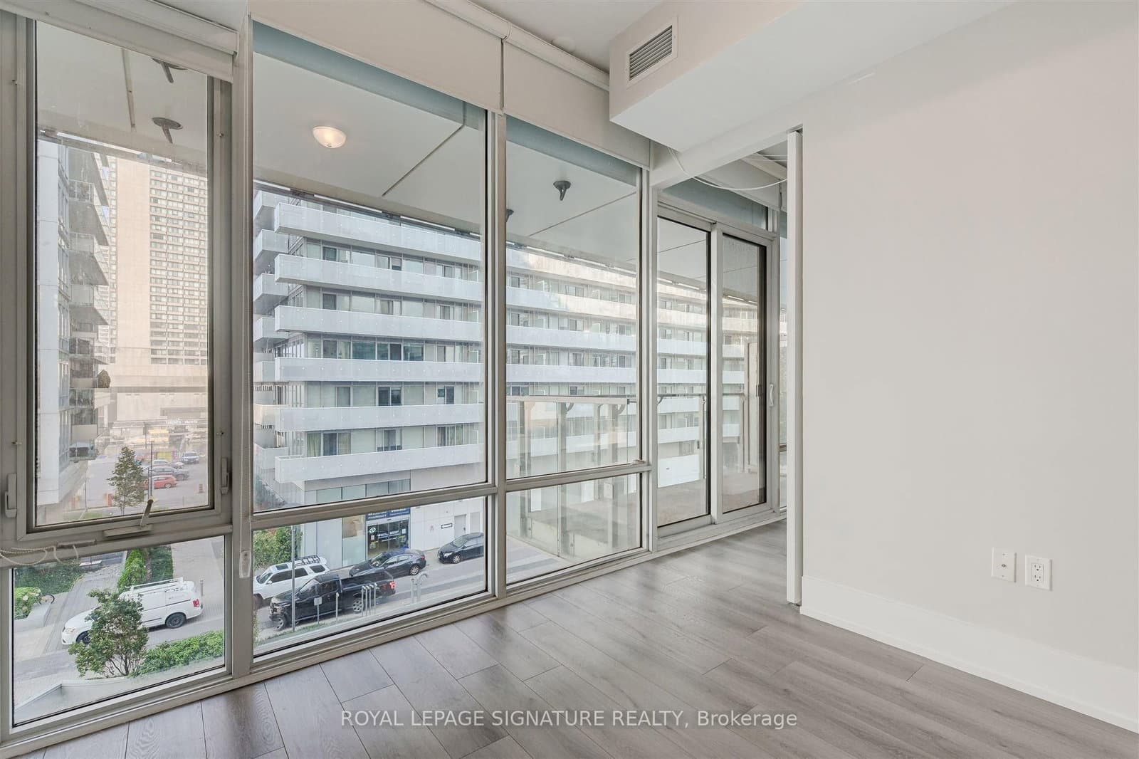 29 Queens Quay E, Unit 424 thumbnail 9