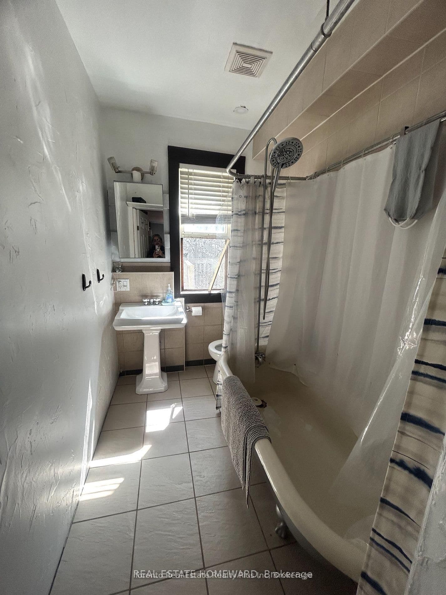 1297 Gerrard Street E, Unit A thumbnail 7