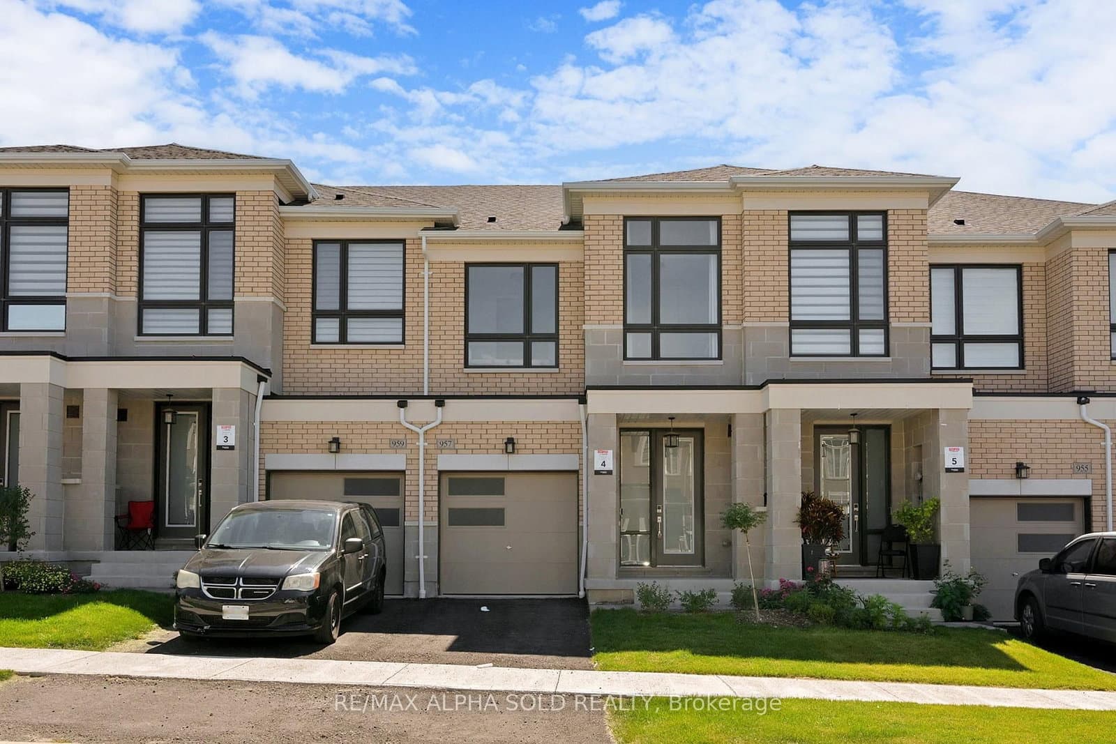 957 Grosbeak Trail