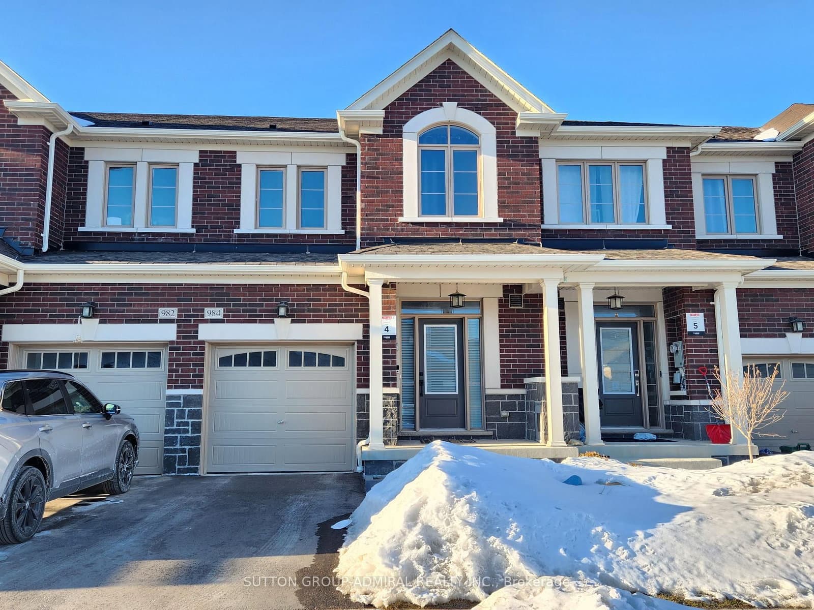 984 Crowsnest Hollow