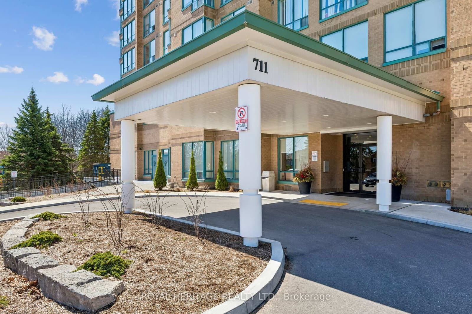 #1209 - 711 Rossland Road E