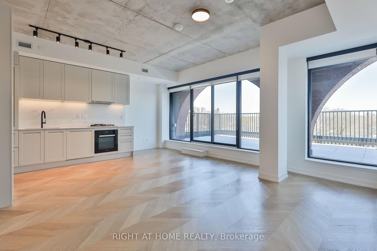 761 Queen Street E, Unit 602 thumbnail 3