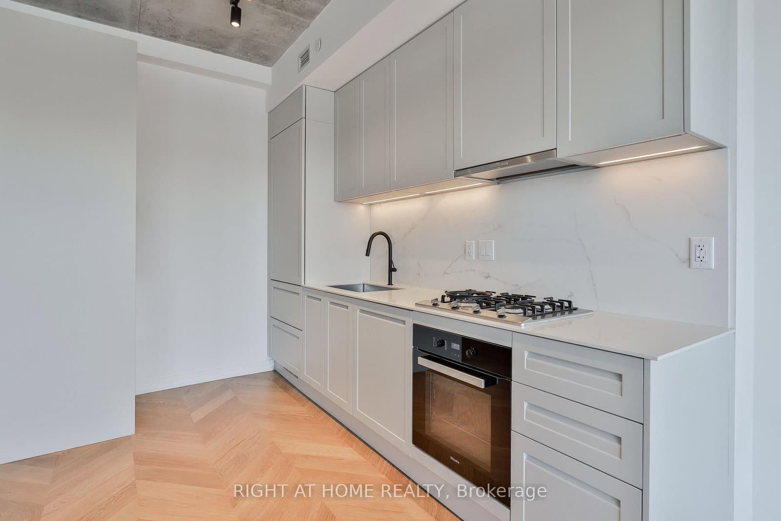 761 Queen Street E, Unit 602 thumbnail 5