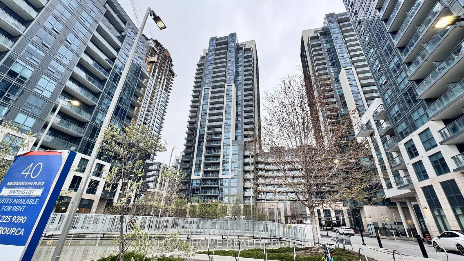 #824 - 20 Meadowglen Place