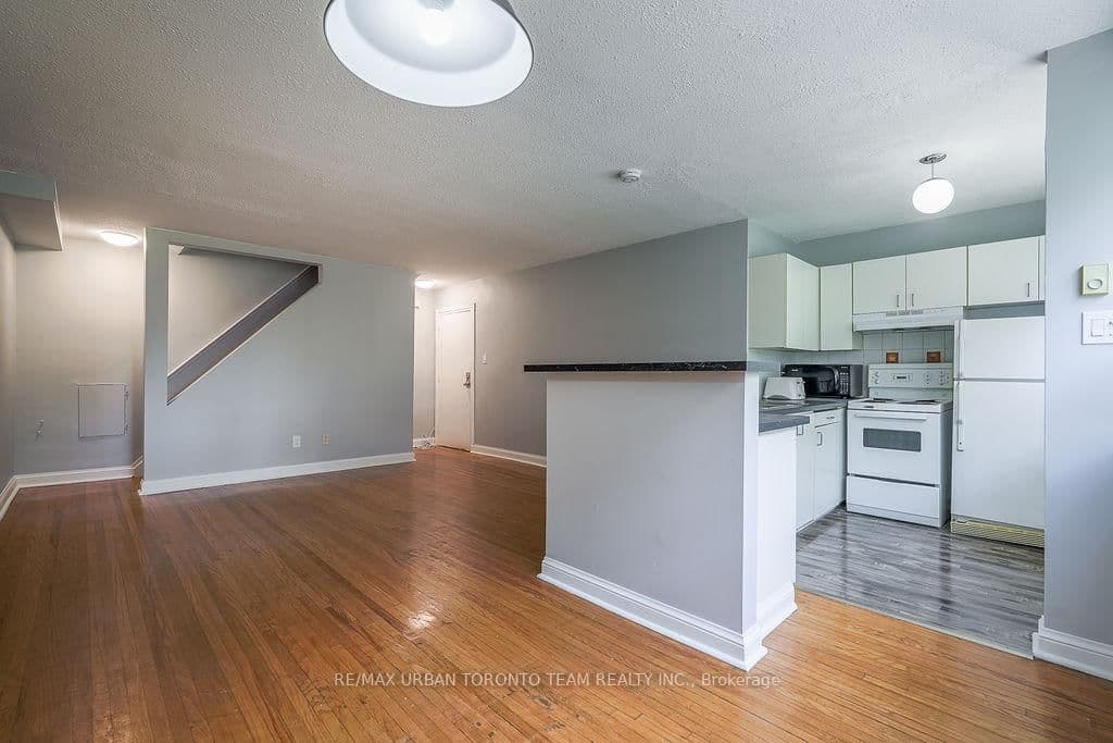 1346 Queen Street E, Unit 1 thumbnail 2