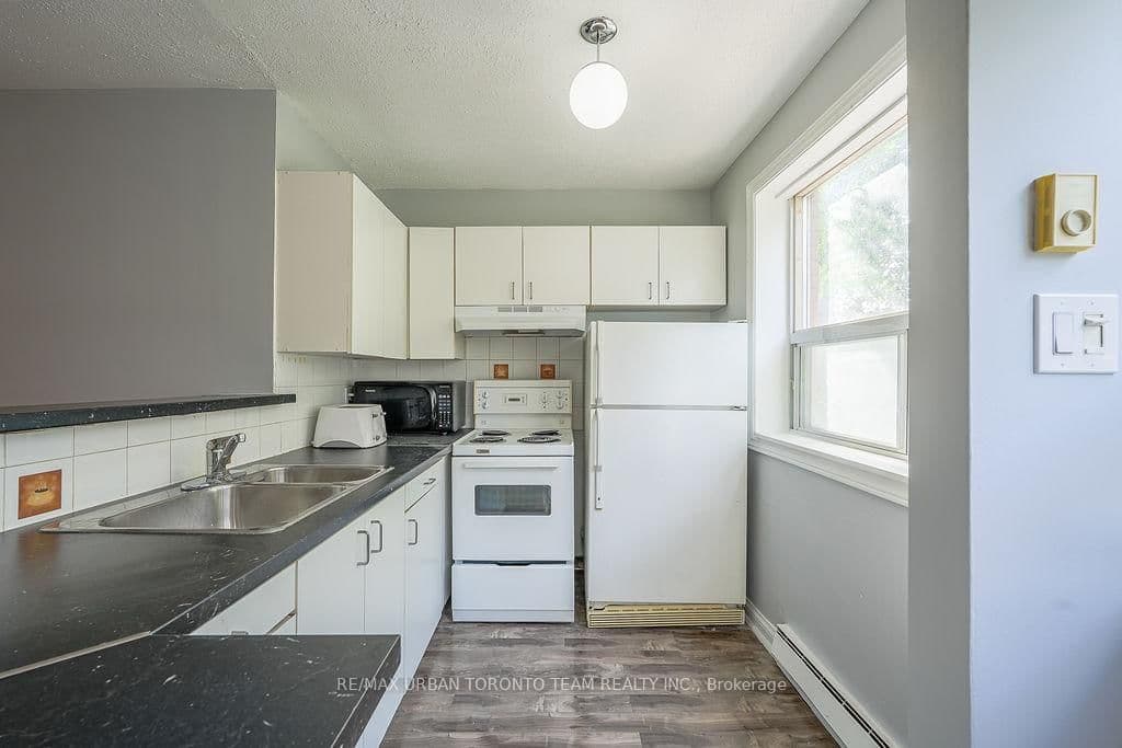 1346 Queen Street E, Unit 1 thumbnail 3