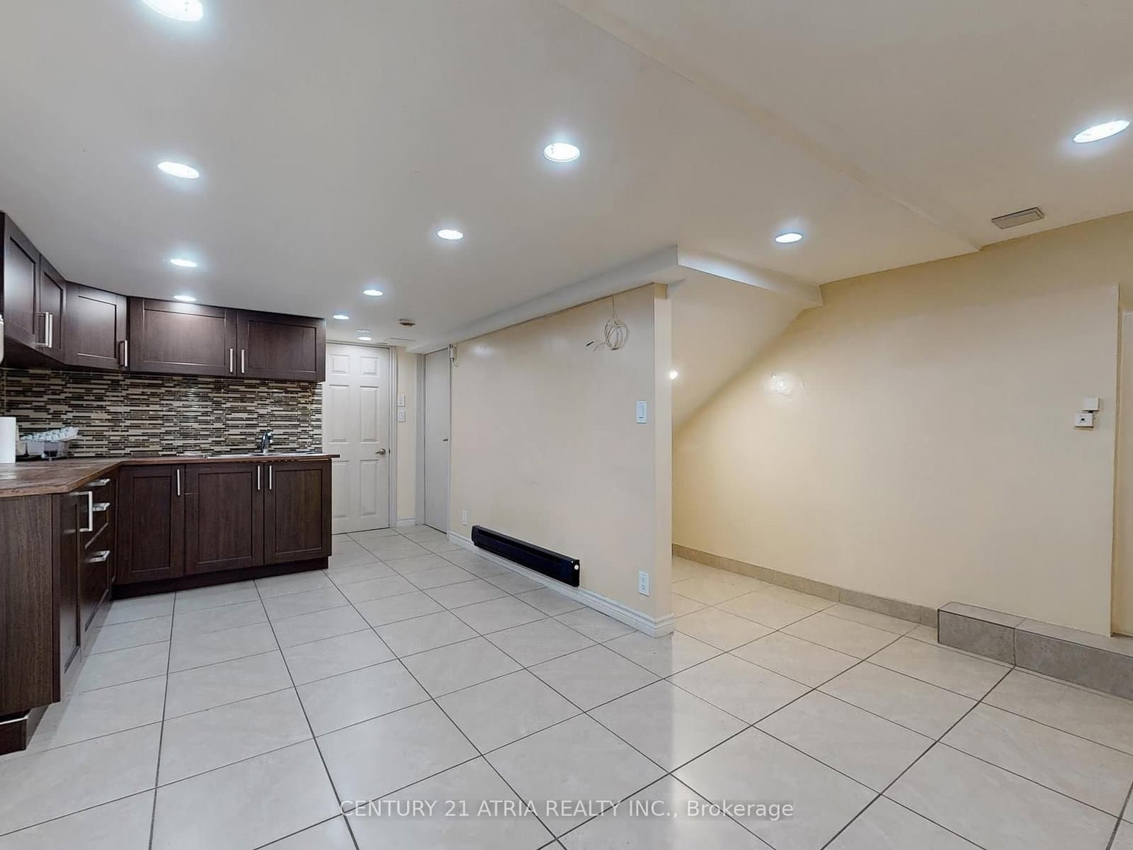 2828 Danforth Avenue, Unit Lower thumbnail 9