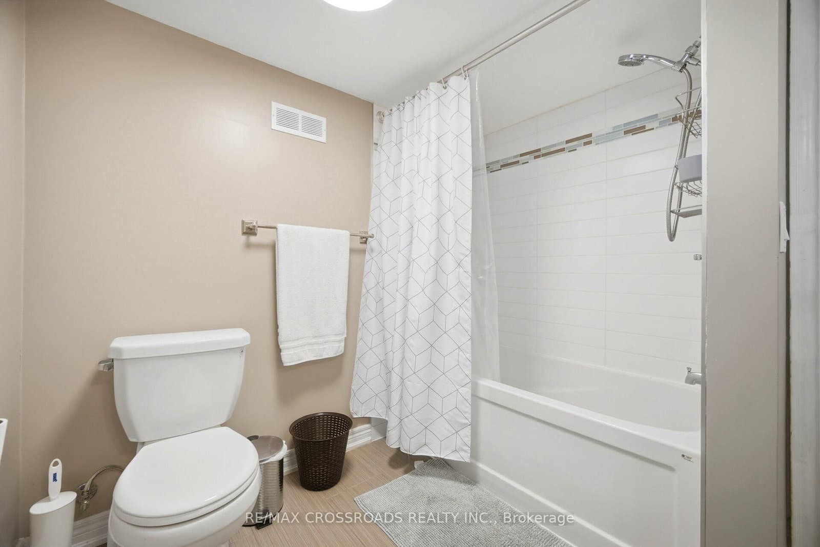 18 Adanac Drive thumbnail 41