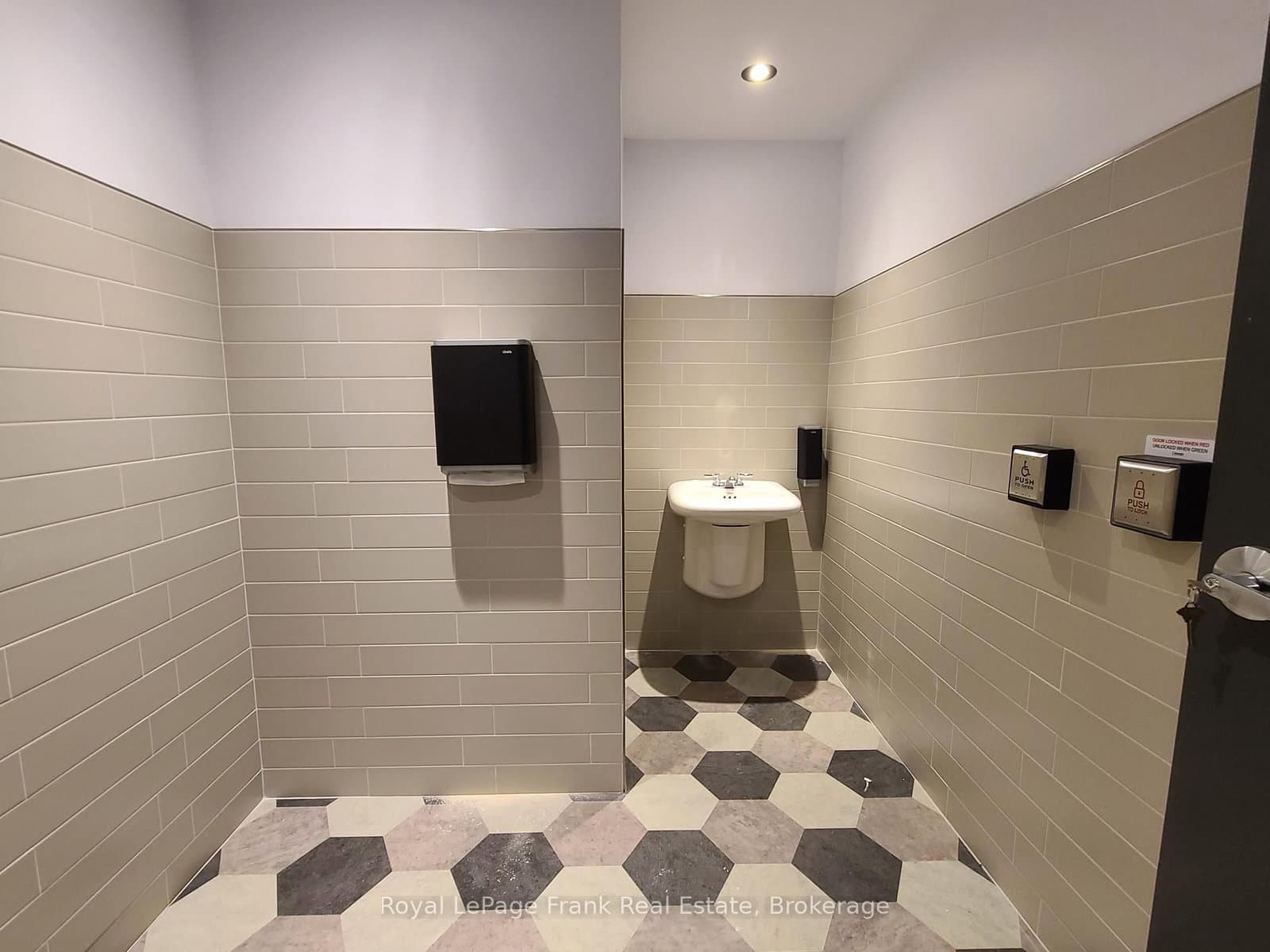 37 E King Street E thumbnail 16