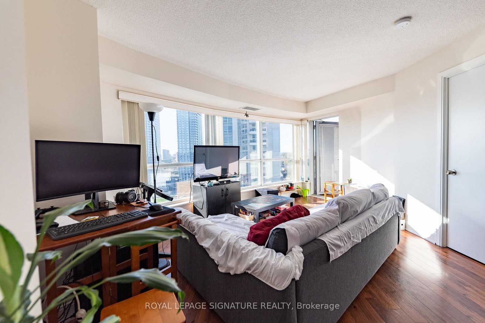 135 Village Green Square, Unit 1423 thumbnail 10