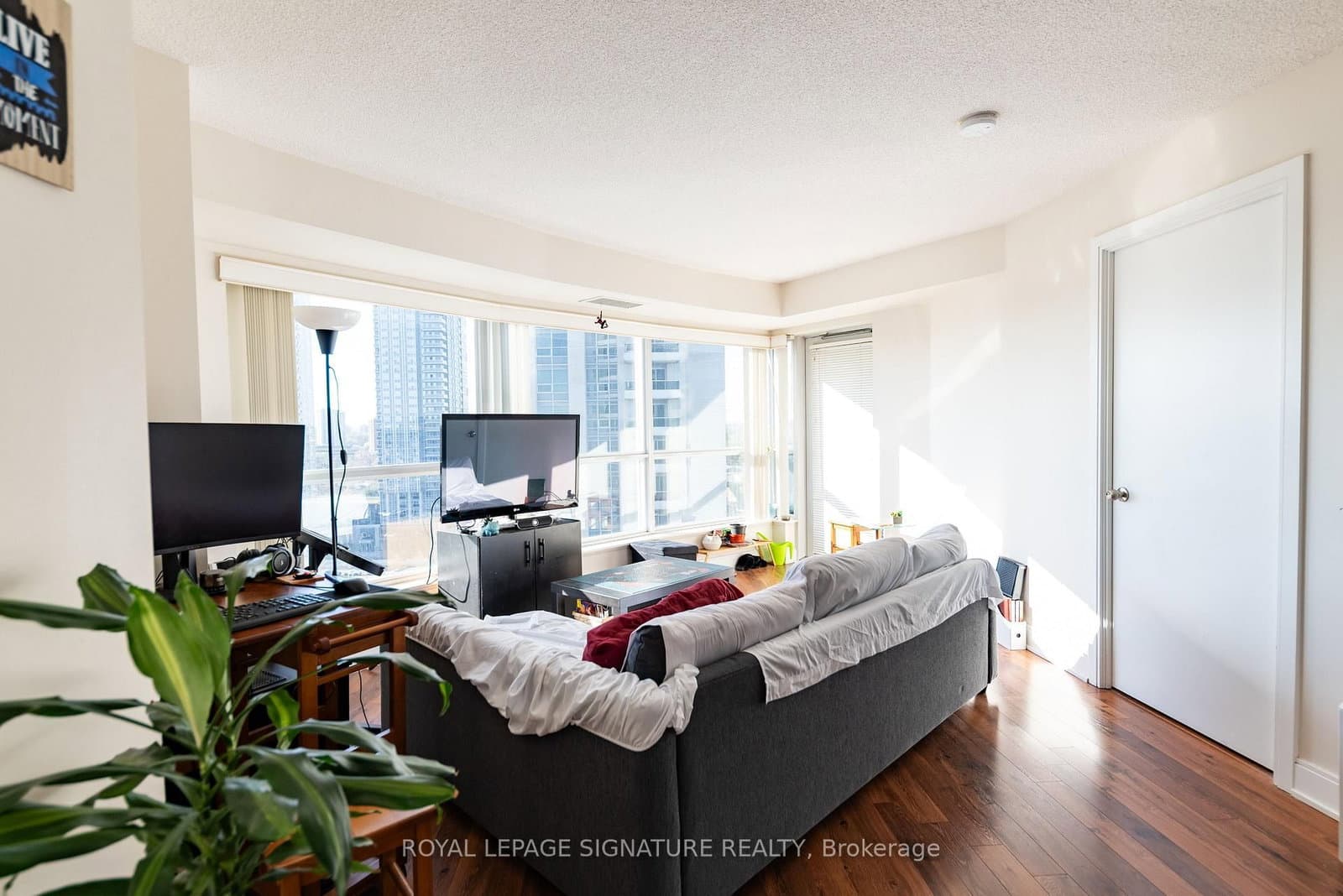 135 Village Green Square, Unit 1423 thumbnail 6