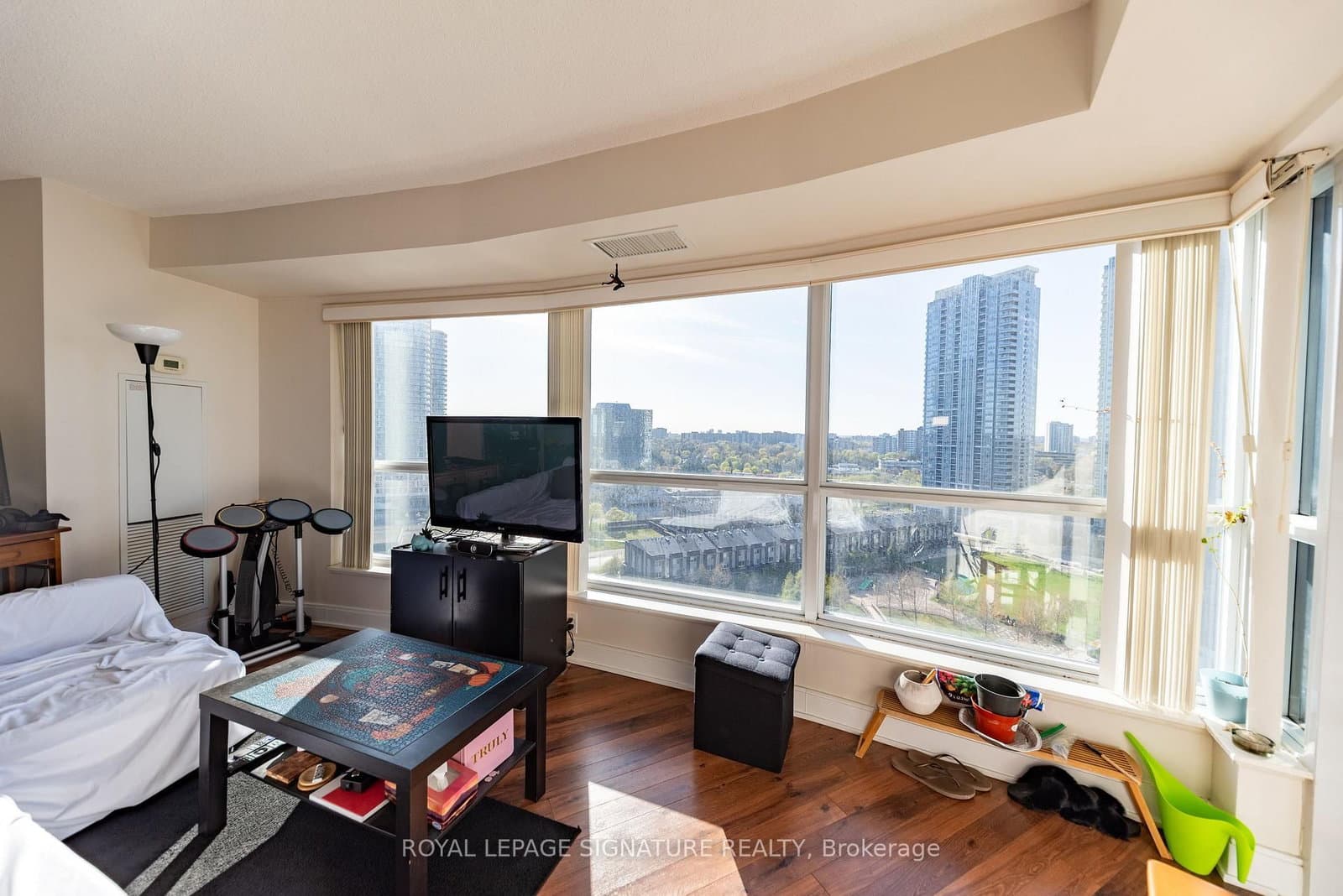 135 Village Green Square, Unit 1423 thumbnail 8