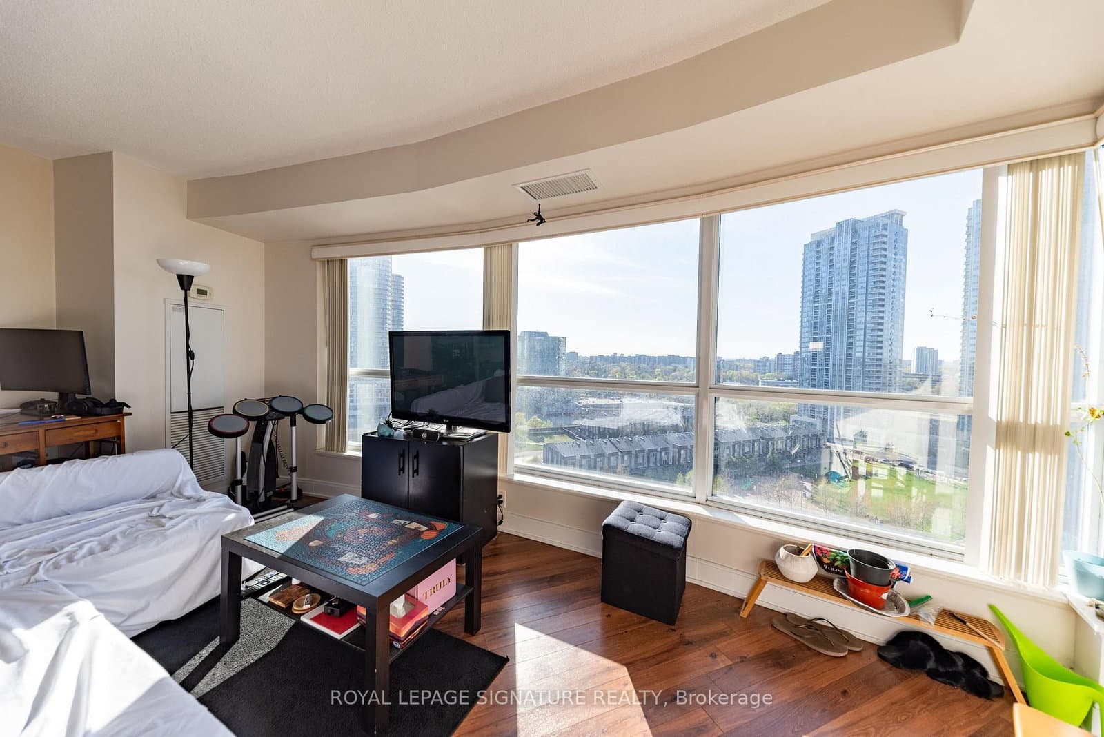 135 Village Green Square, Unit 1423 thumbnail 9