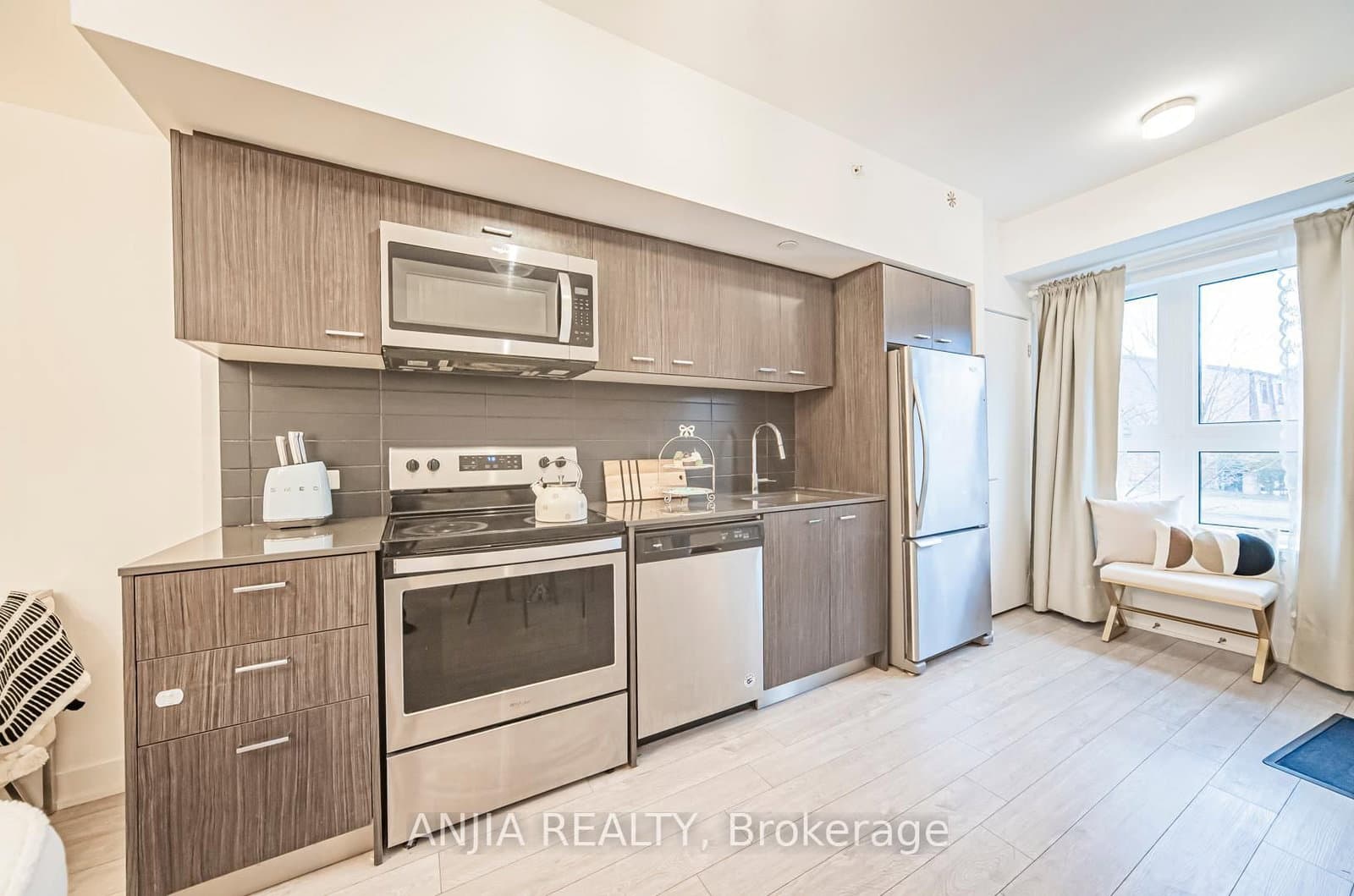2100 BRIDLETOWNE Circle, Unit 110 thumbnail 4