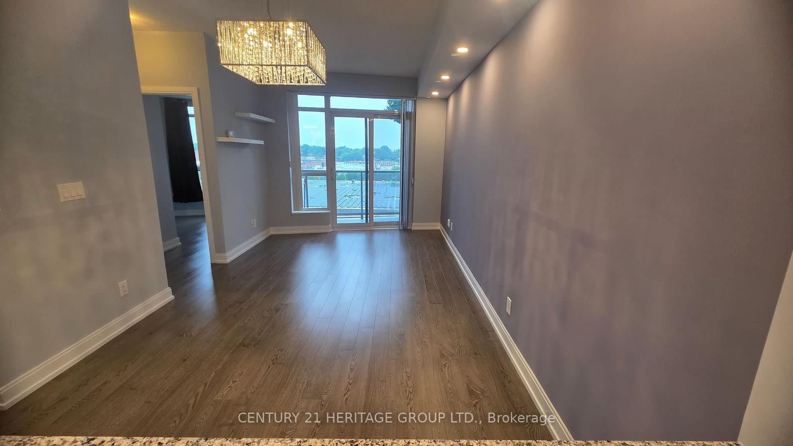 135 Village Green Square, Unit 525 thumbnail 3
