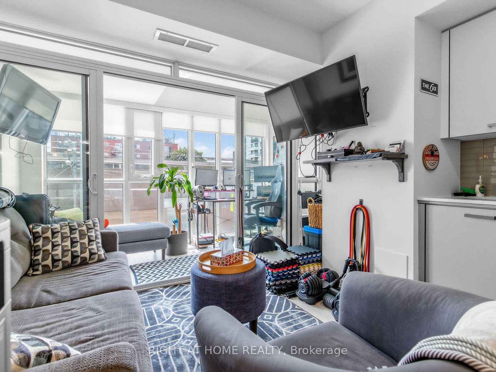 1630 Queen Street E, Unit 211 thumbnail 3
