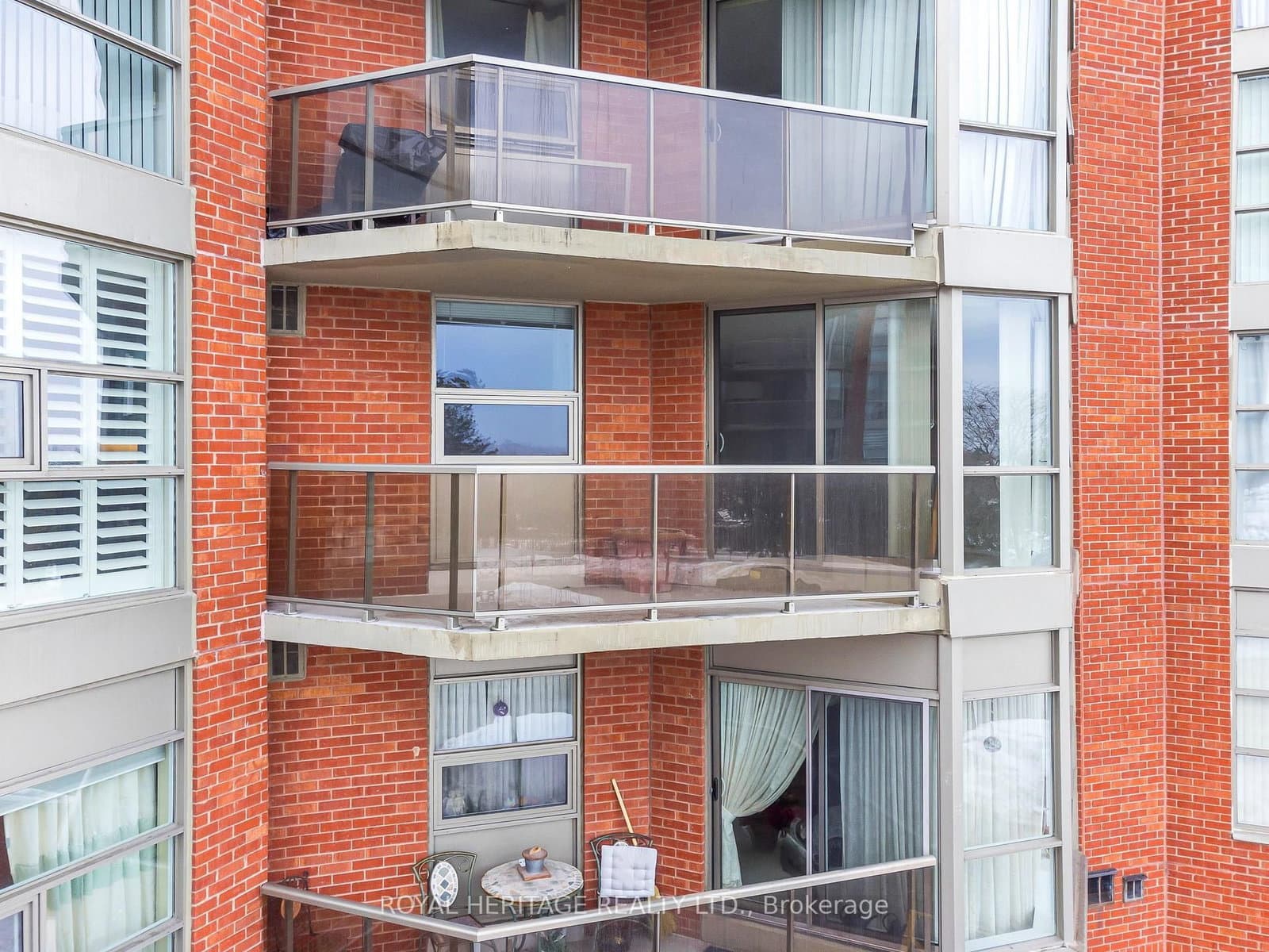10 Dean Park Road, Unit 313 thumbnail 2