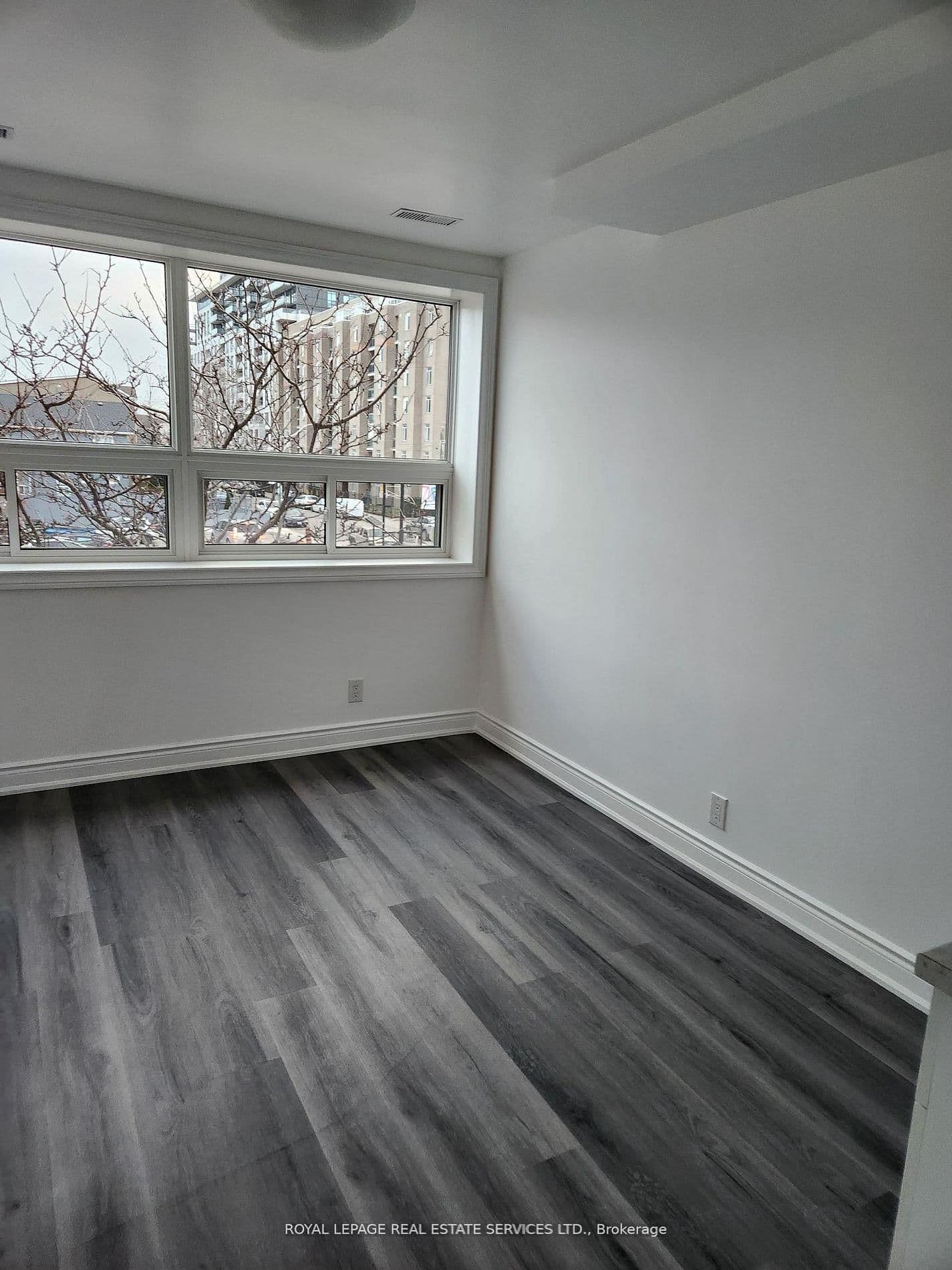 2820 Danforth Avenue, Unit 201 thumbnail 5
