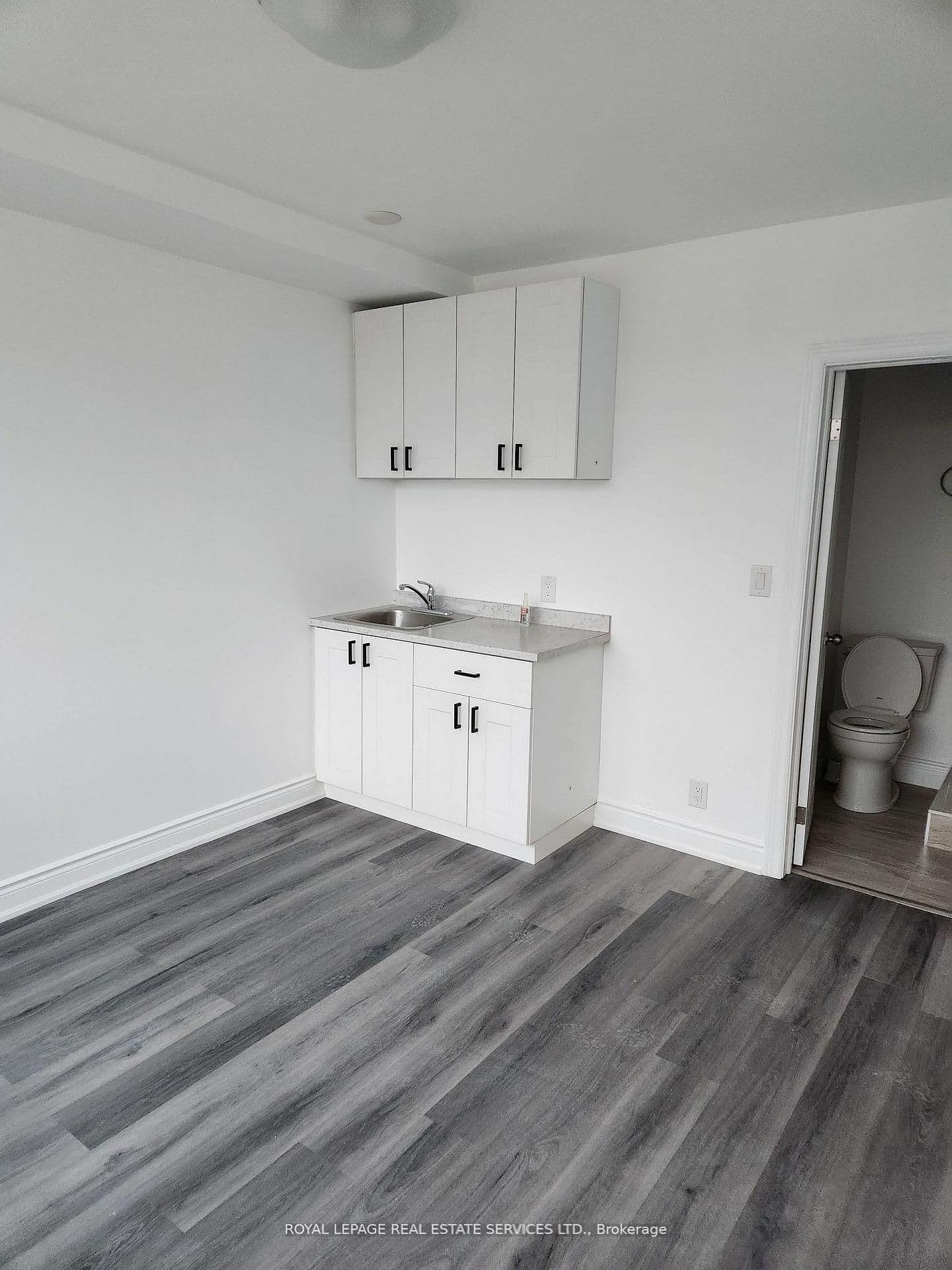 2820 Danforth Avenue, Unit 201 thumbnail 7