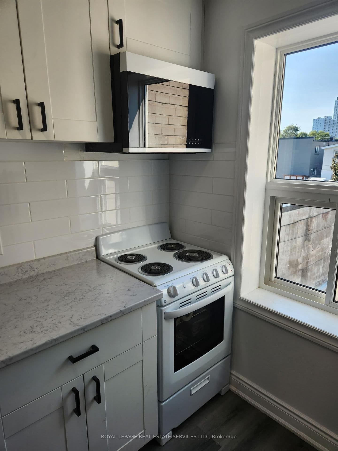 2820 Danforth Avenue, Unit 210 thumbnail 6