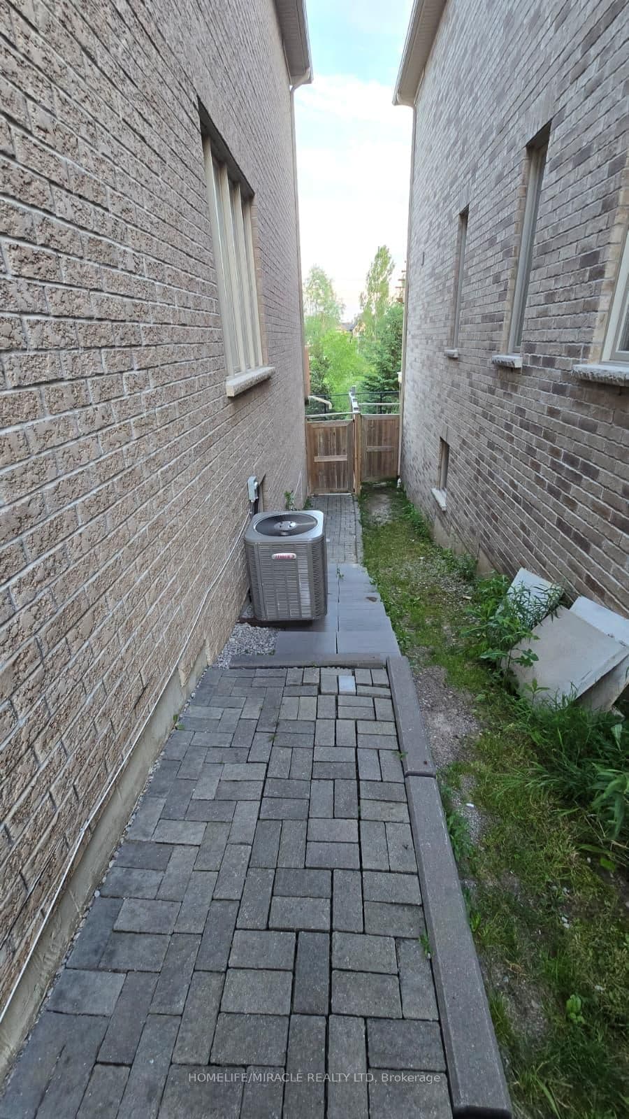 105 Stockell Crescent thumbnail 2
