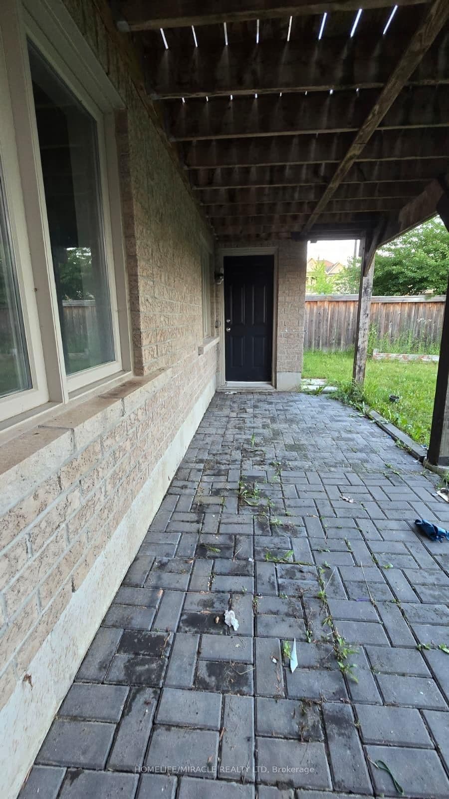 105 Stockell Crescent thumbnail 3