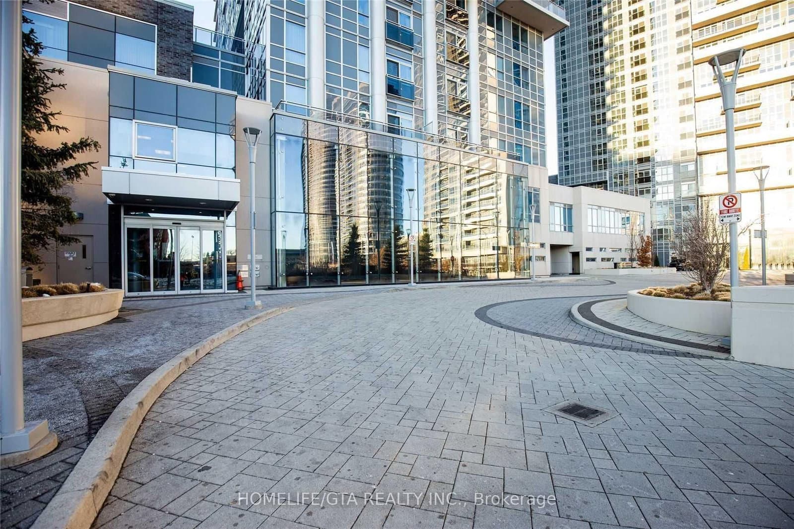 275 Village Green Square, Unit PH17 thumbnail 29
