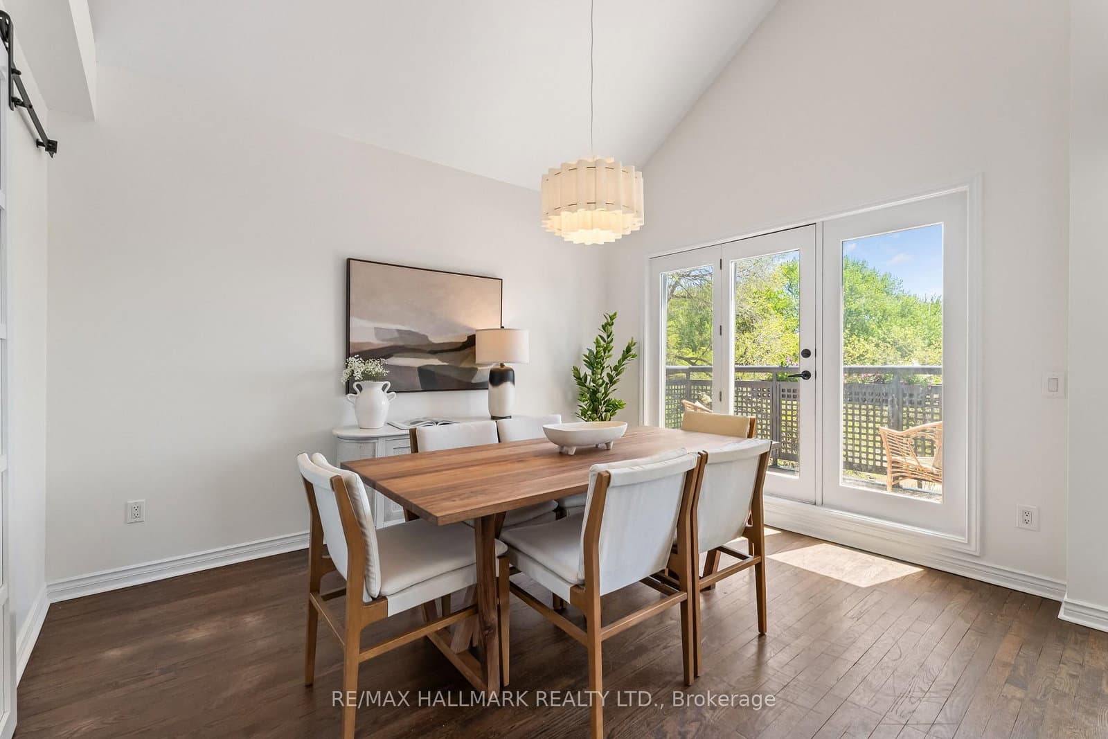 1941 Queen Street E, Unit 305 thumbnail 3