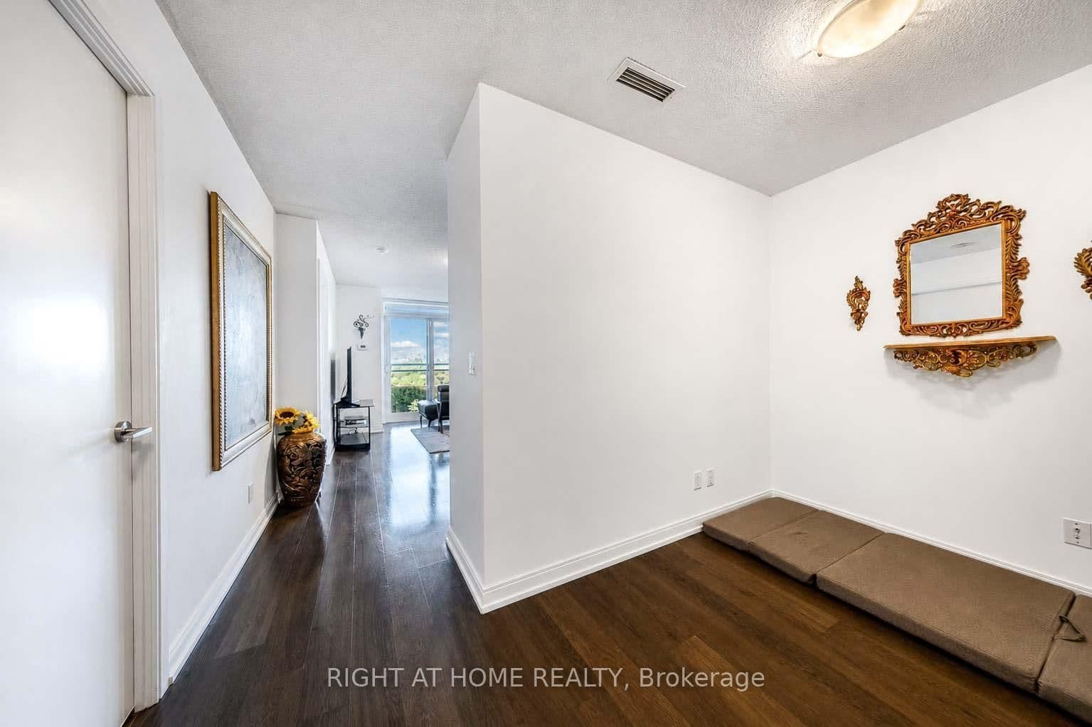 255 Village Green Square, Unit 606 thumbnail 10