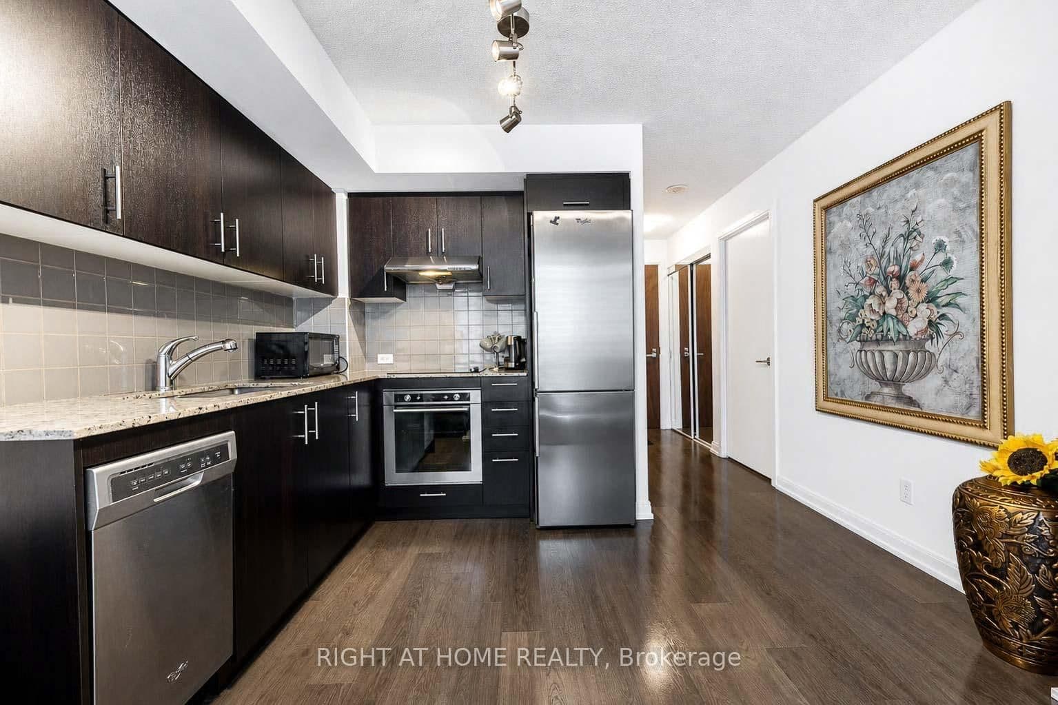 255 Village Green Square, Unit 606 thumbnail 13