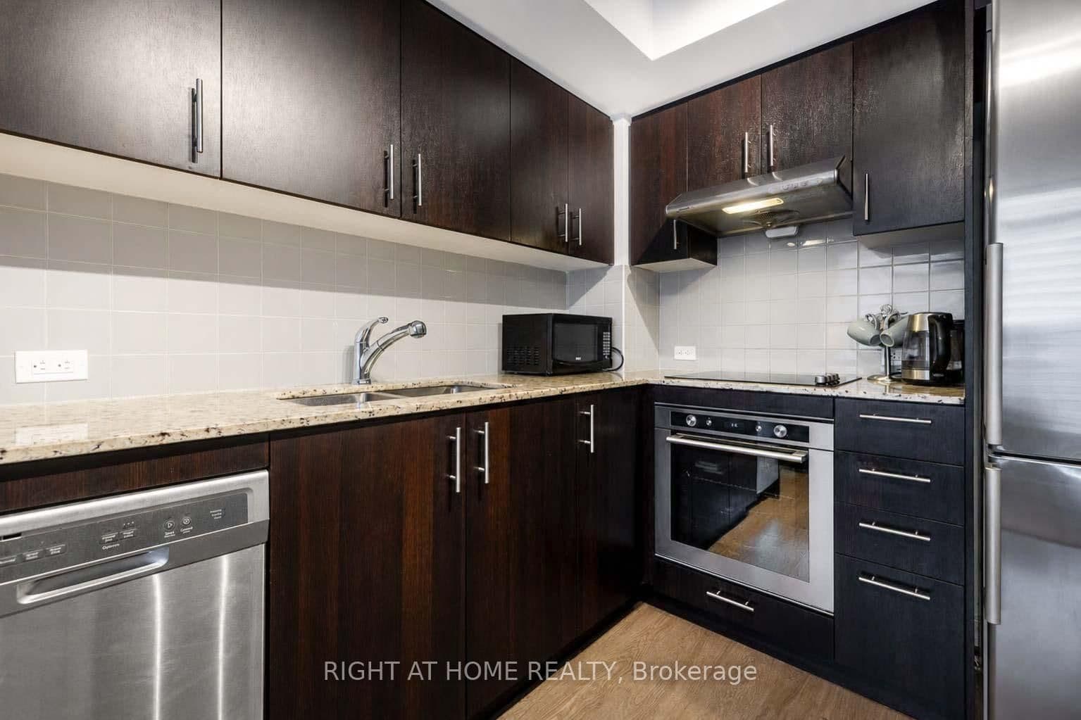 255 Village Green Square, Unit 606 thumbnail 20