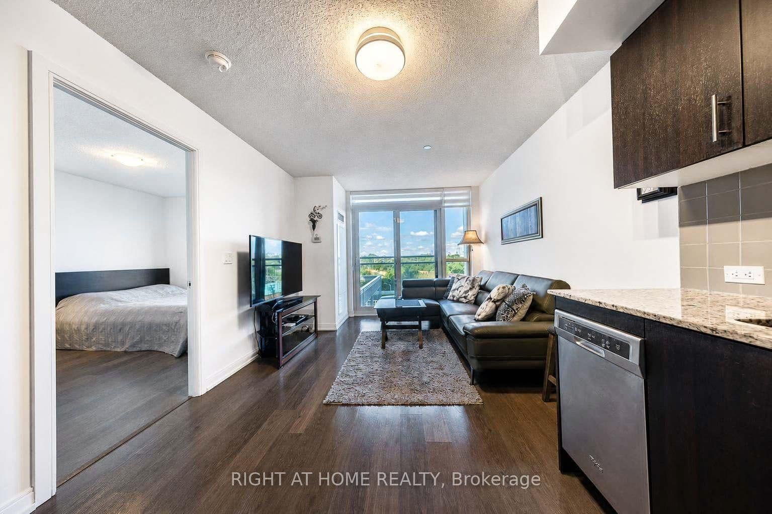 255 Village Green Square, Unit 606 thumbnail 8