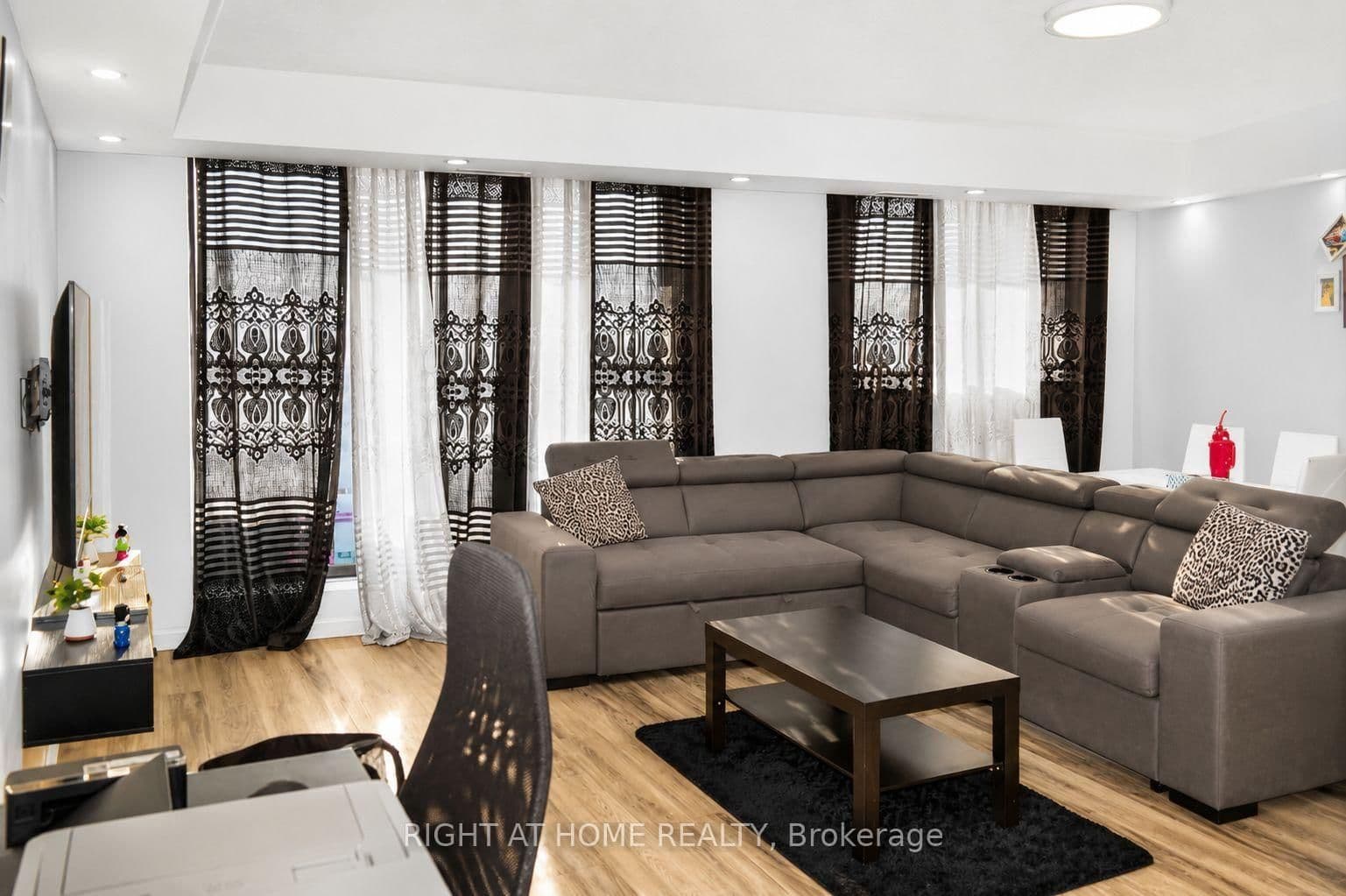 757 Victoria Park Avenue, Unit 1501 thumbnail 2