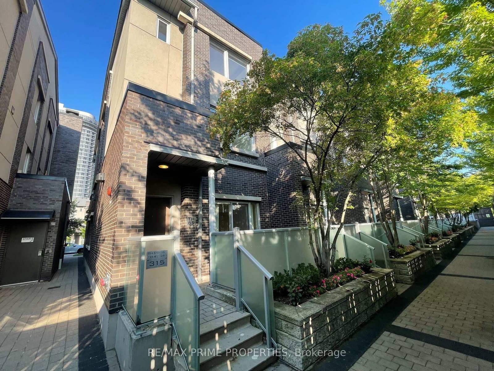 315 Village Green Square, Unit Th69 thumbnail 2