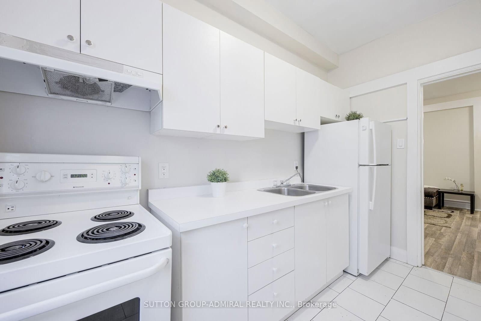 1934 Queen Street E, Unit Upper thumbnail 7