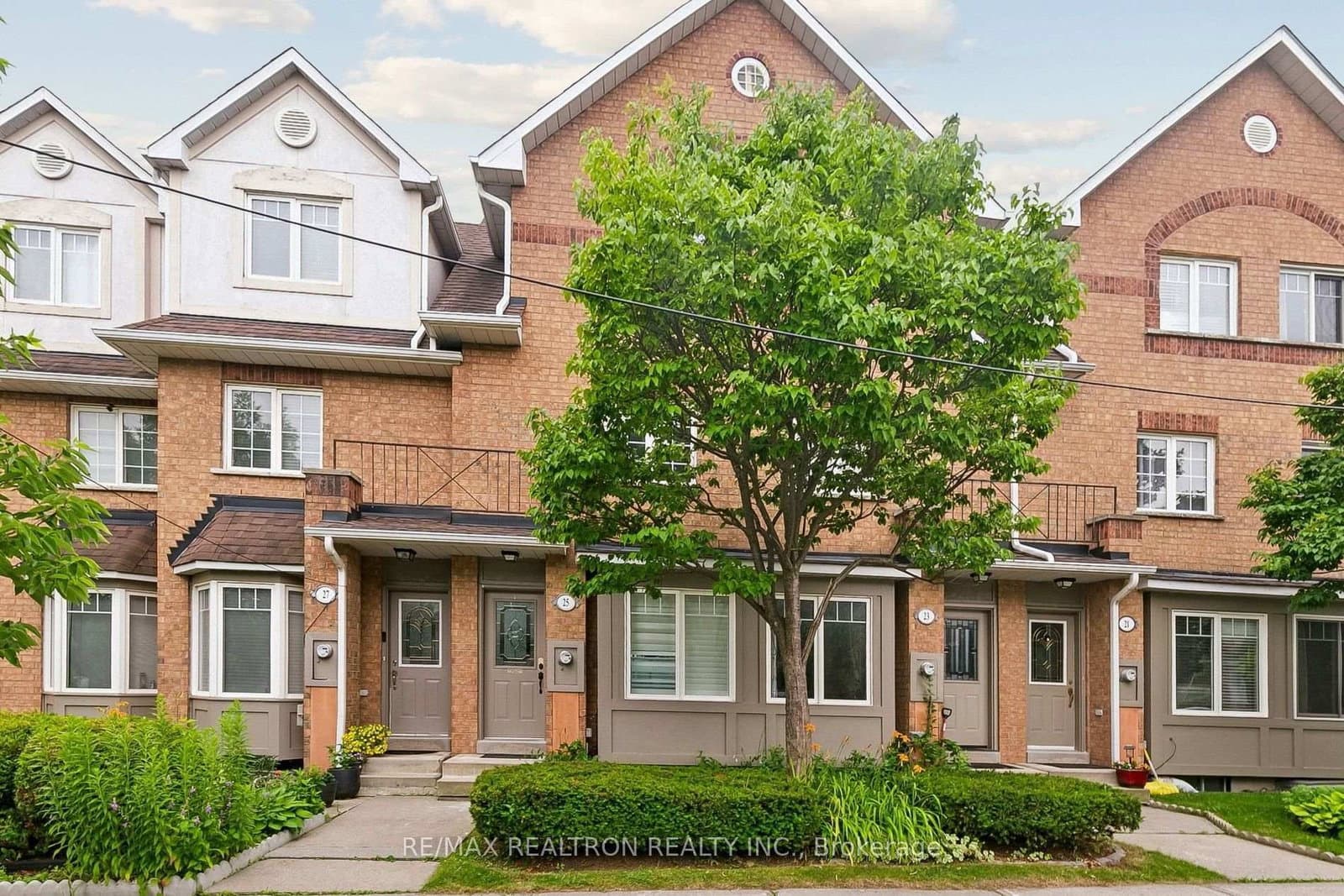 25 Hedge End Road - Image 1