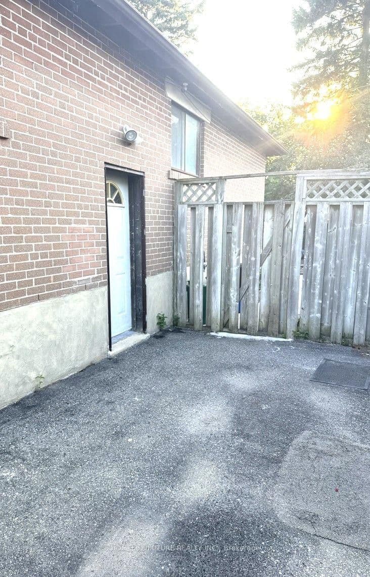 868 Chapleau Drive, Unit Bsmt thumbnail 2