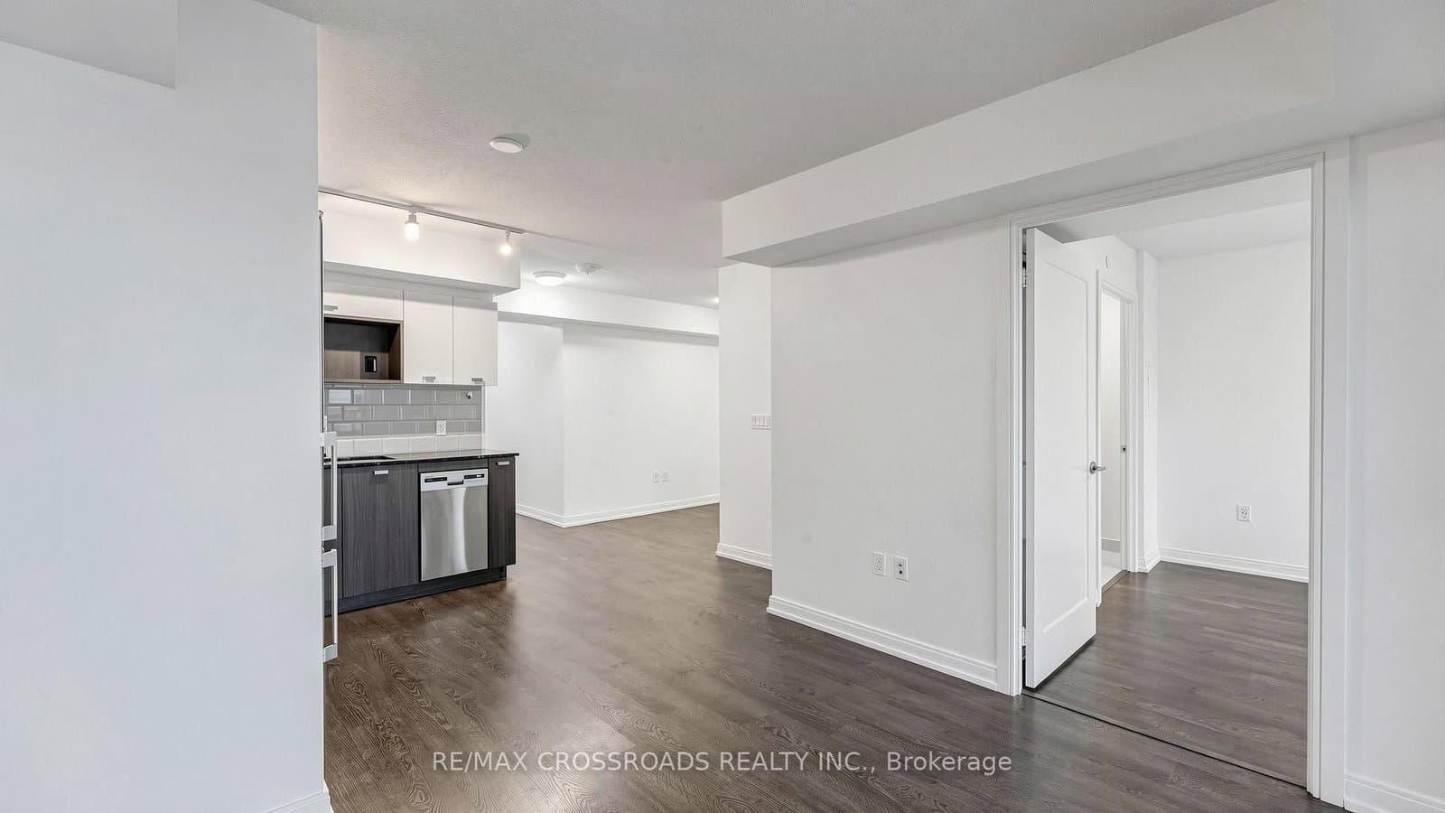 275 Village Green Square, Unit 525 thumbnail 13