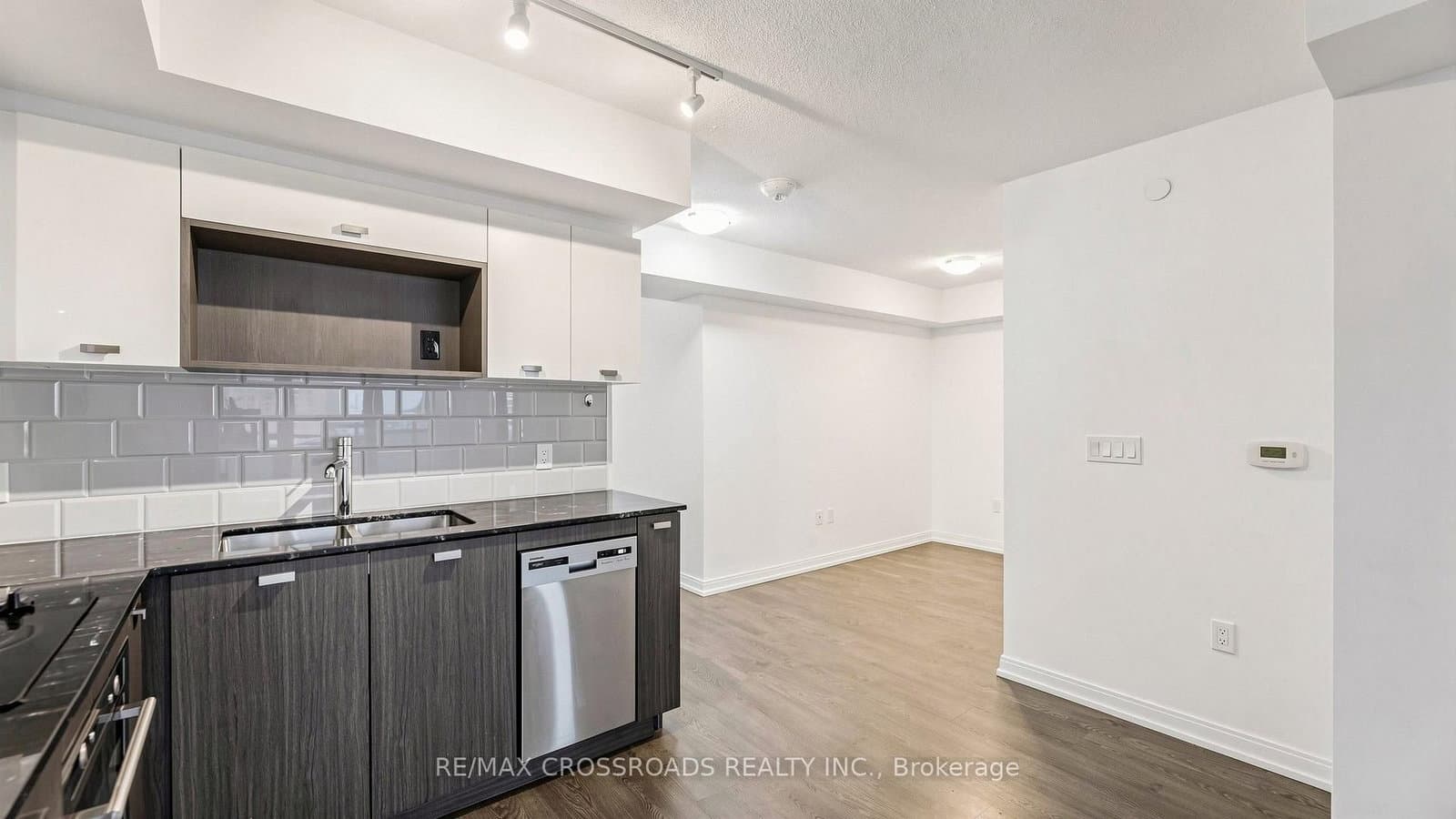 275 Village Green Square, Unit 525 thumbnail 16