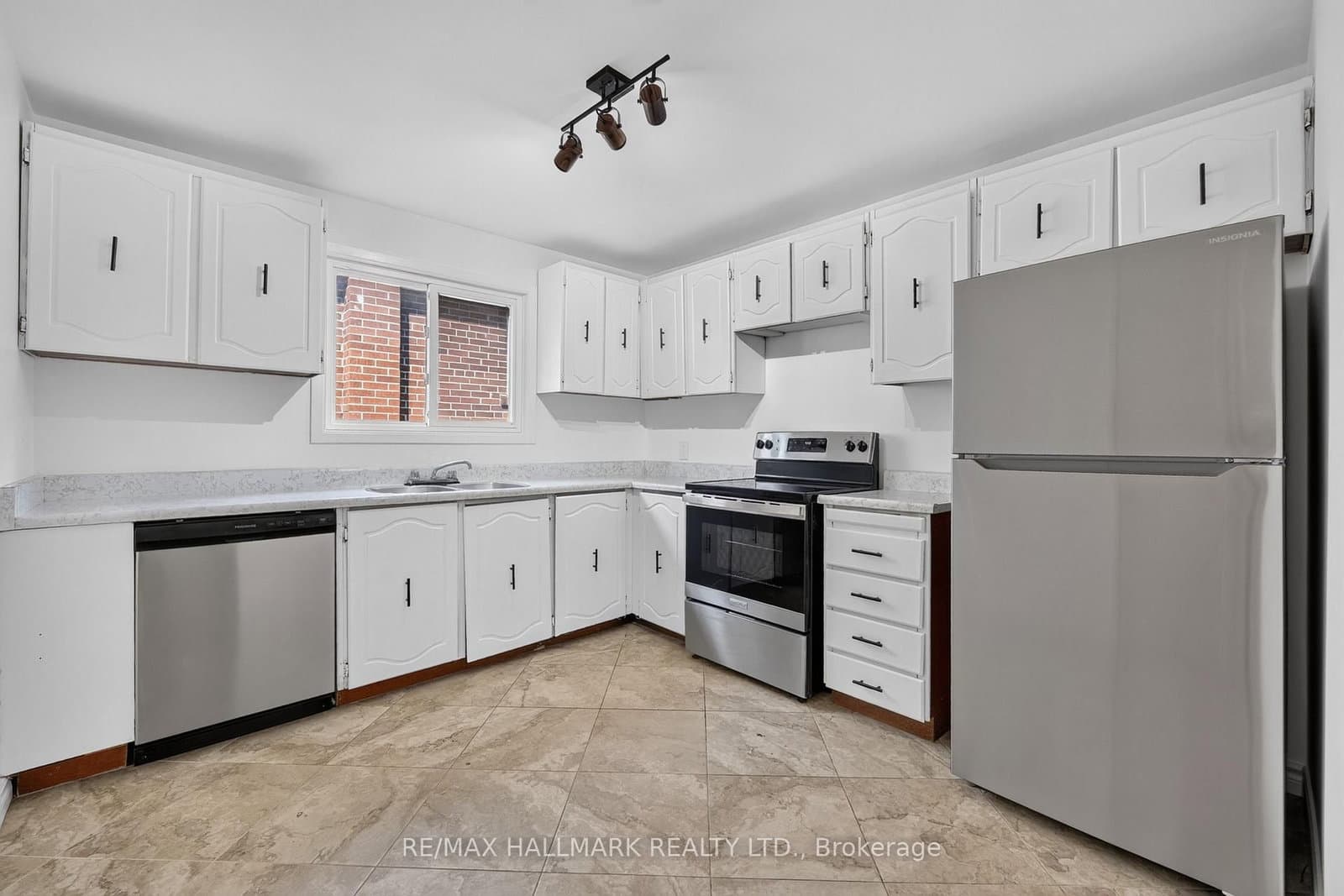 402 Kingston Road, Unit UPPER / 2ND thumbnail 17