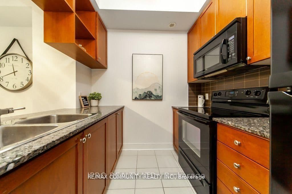315 Village Green Square Street, Unit TH51 thumbnail 13