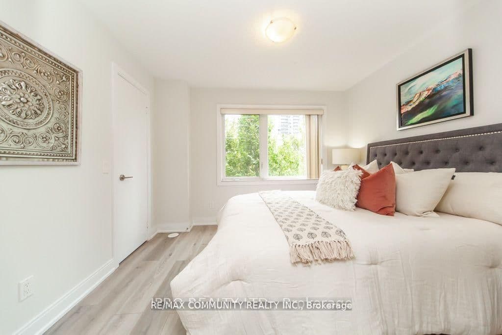 315 Village Green Square Street, Unit TH51 thumbnail 23