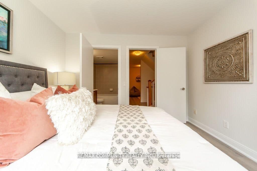 315 Village Green Square Street, Unit TH51 thumbnail 25