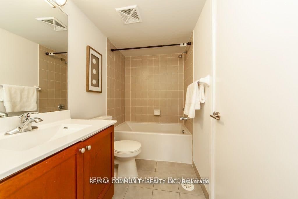315 Village Green Square Street, Unit TH51 thumbnail 27