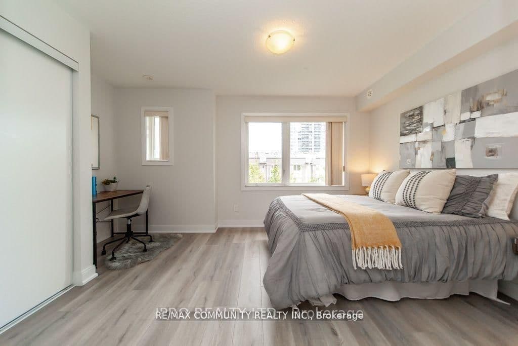 315 Village Green Square Street, Unit TH51 thumbnail 31