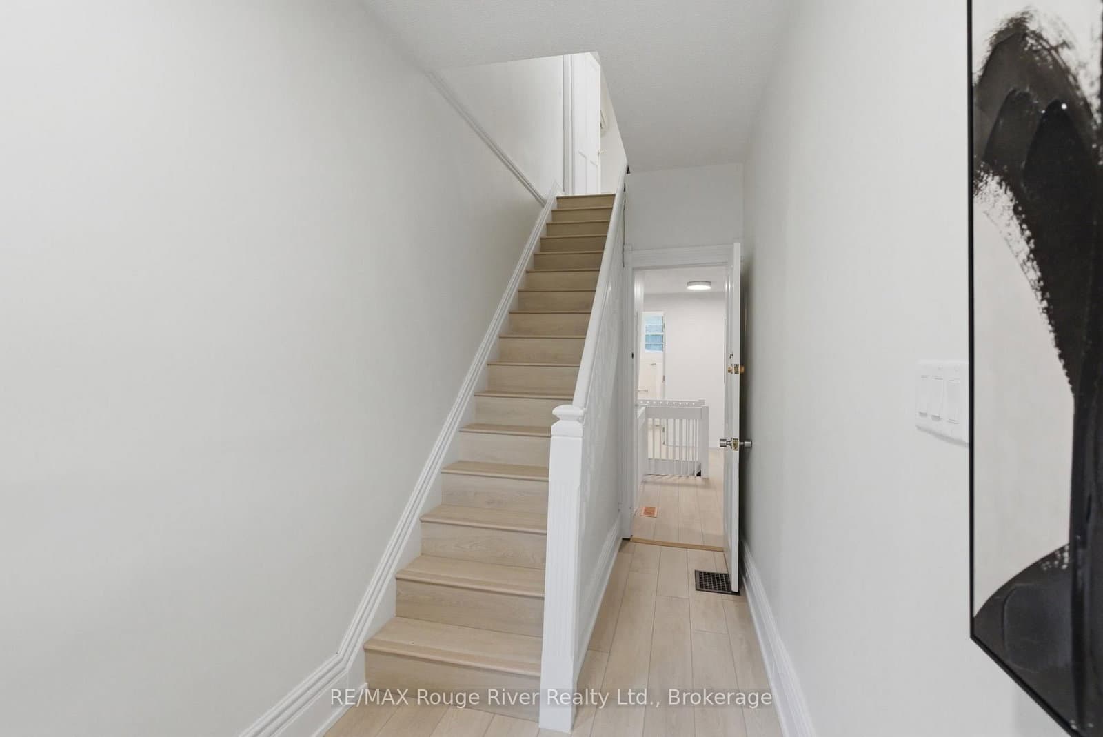 7 Heyworth Crescent thumbnail 3