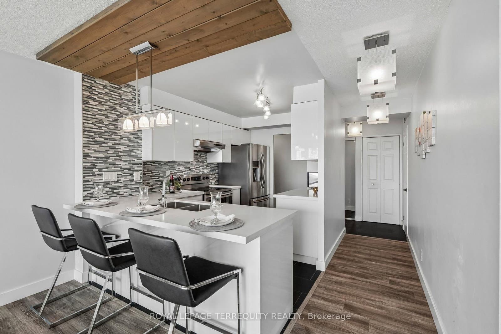 18 Lee Centre Drive, Unit 906 thumbnail 9